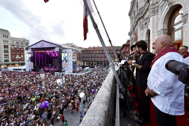 La vicepresidenta segunda de la Junta de Castilla y León, Isabel Blanco, la consejera de Educación María Pardo; la delegada Raquel Alonso y el procurador Víctor Alonso junto a un integrante de Siloé en el pregón de las fiestas en honor a la Virgen de San Lorenzo.