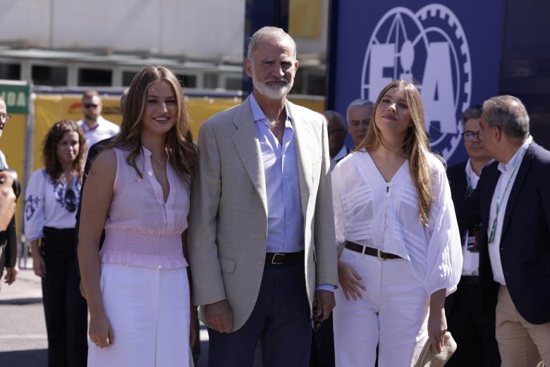 El rey Felipe VI, la princesa Leonor y la infanta Sofía a su llegada este domingo al Gran Premio de España de Fórmula 1