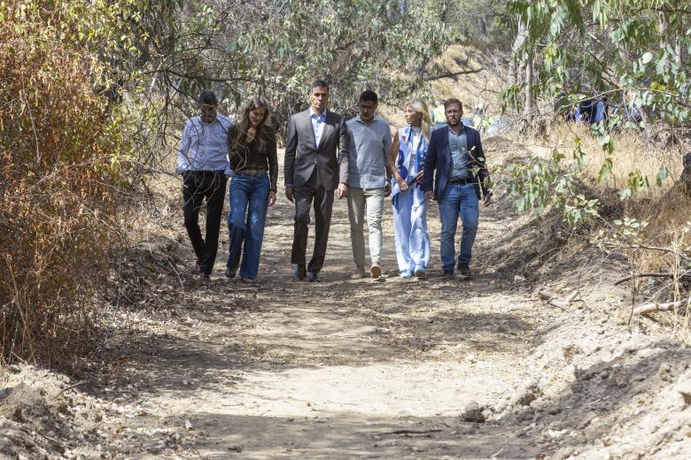 El delegado del Gobierno en Andalucía, Pedro Fernández (3i), la vicepresidenta tercera y ministra para la Transición Ecológica y el Reto Demográfico, Sara Aagesen (2i), el presidente del Gobierno, Pedro Sánchez (i), el alcalde de Niebla, Joaquín Molina Gallego (3d), la subdelegada del Gobierno en Huelva, María José Rico Cabrera (2d), y el subdelegado del Gobierno en Sevilla , Francisco Toscano Rodero (d), durante un encuentro con los alcaldes de los municipios afectados por el incendio de Niebla (Huelva)