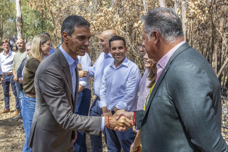 Entre los alcaldes con los que se ha reunido han estado, entre otros, el de Niebla (Huelva), Joaquín Molina; el de Aznalcóllar (Sevilla), Juan José Fernández, o el de Berrocal (Huelva), Luis Ángel Romero, quien le ha hecho entrega al presidente de un bote de miel.