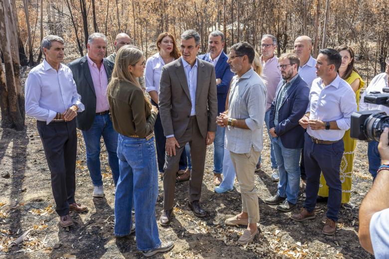 La vicepresidenta tercera y ministra para la Transición Ecológica y el Reto Demográfico, Sara Aagesen (i), el presidente del Gobierno, Pedro Sánchez (c), y el alcalde de Niebla, Joaquín Molina Gallego (d), durante un encuentro con los alcaldes de los municipios afectados por el incendio de Niebla (Huelva).