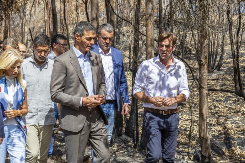 El presidente del Gobierno, Pedro Sánchez (i), acompañado por el alcalde de Niebla, Joaquín Molina Gallego (2i), durante un encuentro con los alcaldes de los municipios afectados por el incendio de Niebla (Huelva).