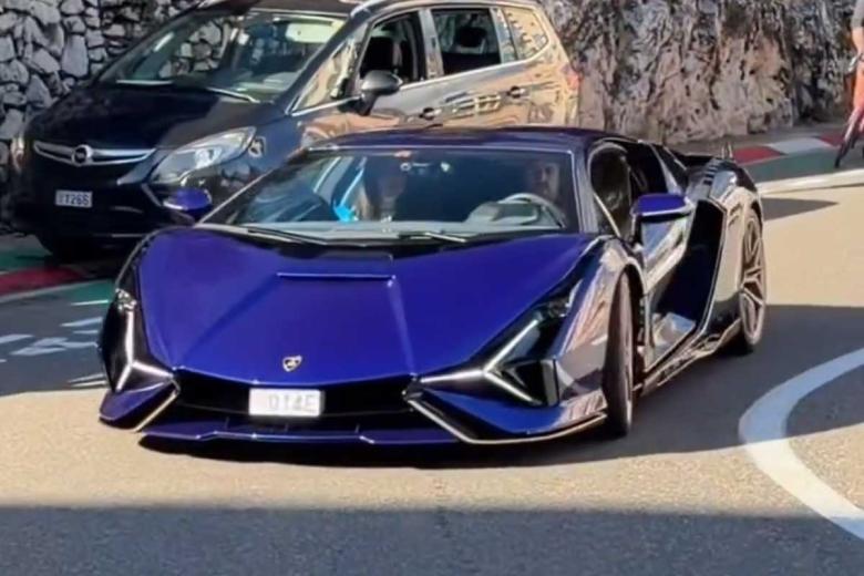 este hiperdeportivo híbrido de la marca italiana cuenta con un motor V12 y supercondensadores que entregan 819 CV. Acelera de 0 a 100 km/h en 2,8 segundos y solo se fabricaron 63 unidades, valoradas en unos 3,5 millones de euros.