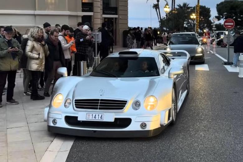 Mercedes CLK GTR de Fernando Alonso es una joya de homologación para carreras. Tiene un motor V12 de 6.9 litros con 631 CV, acelera de 0 a 100 km/h en 3,8 segundos y supera los 320 km/h. Es una de solo 20 unidades coupé fabricadas, valorada en unos 10 millones de euros.