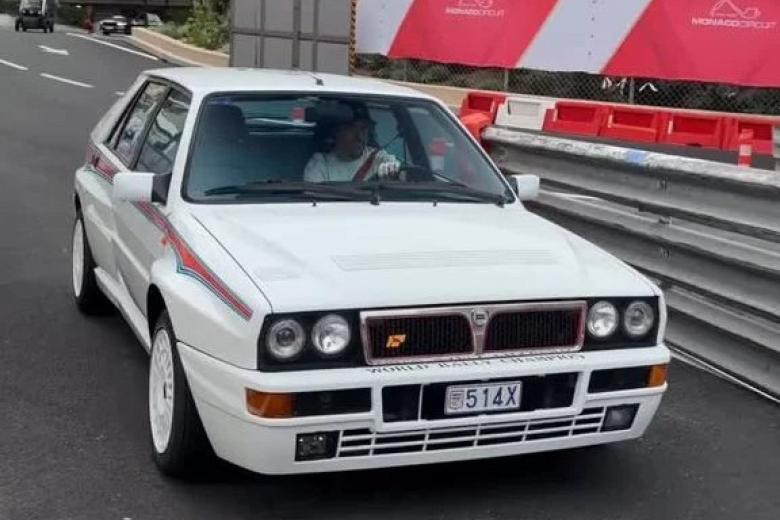 El Lancia Delta HF Integrale Evo II de Fernando Alonso es una joya clásica de los rallys en impecable estado. Equipa un motor 2.0 turbo de cuatro cilindros con 215 CV y tracción total. Acelera de 0 a 100 km/h en 5,7 segundos y vale unos 300.000 euros