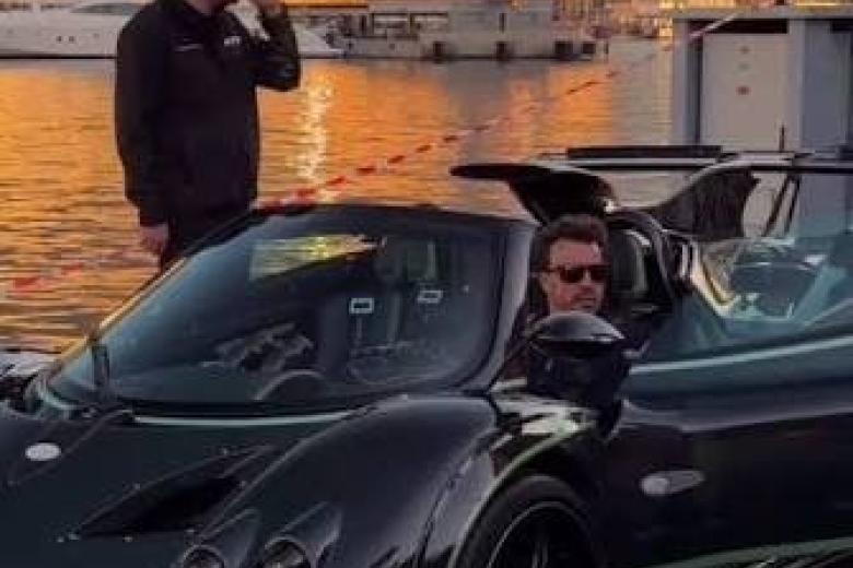 Pagani Zonda Roadster 'Diamante Verde', una unidad única en el mundo valorada en unos 10 millones de euros. Destaca por su carrocería descapotable en fibra de carbono verde y un motor V12 atmosférico de 7.3 litros que desarrolla 760 CV.
