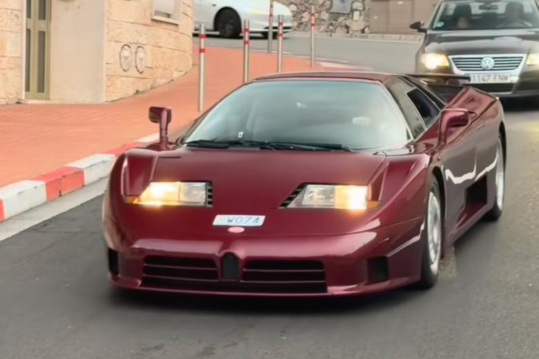 Bugatti EB 110 GT de Fernando Alonso destaca por su icónica carrocería en tono azul Bugatti. Equipa un motor V12 de 3.5 litros con cuatro turbos que entrega 560 CV y tracción a las cuatro ruedas. Acelera de 0 a 100 km/h en 3,4 segundos, cotizándose sobre 2 millones de euros.