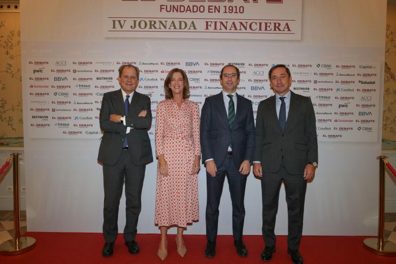 Ignacio Iglesias CEO de ANDBANK; Alejandra Kindelán, presidenta de la Asociación Española de Banca y de la Fundación AEB; Alfonso Bullón de Mendoza, presidente de El Debate: y Pablo Martínez-Pina, socio responsable del sector Financiero de PwC.