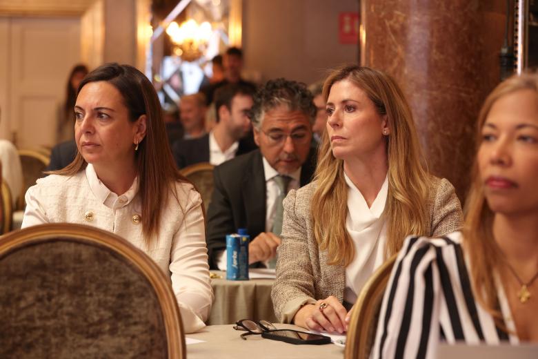 Natalia Fernández Vega , directora corporativa de personas de CBNK y Verónica Velasco, directora de gabinete de presidencia y CEO