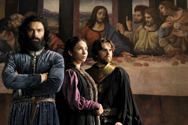 Leonardo da Vinci, el tipo de figura que trasciende el tiempo y el espacio, ha sido objeto de una fascinación inagotable durante siglos. Esta serie intenta capturar el espíritu del genio detrás de La Mona Lisa y La Última Cena, así como proezas no artísticas, jugando con los hechos de su vida para lograr un efecto dramático. En su primer papel televisivo desde la adaptación de la BBC de Poldark, Aidan Turner da vida al polímata italiano que se presenta al público en dos líneas temporales: como un prisionero acusado de envenenar a su musa, Caterina da Cremona, y como un aprendiz en el estudio florentino del reconocido pintor y escultor Andrea del Verrochio.