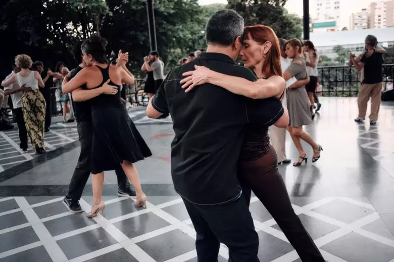 3. Bailar tango en una milonga de Buenos Aires