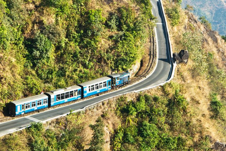 10. Subir al Himalaya en el tren de Darjeeling (India)