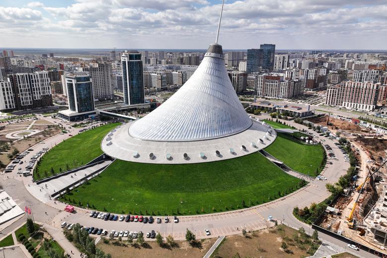 13. Contemplar la arquitectura futurista de Astaná