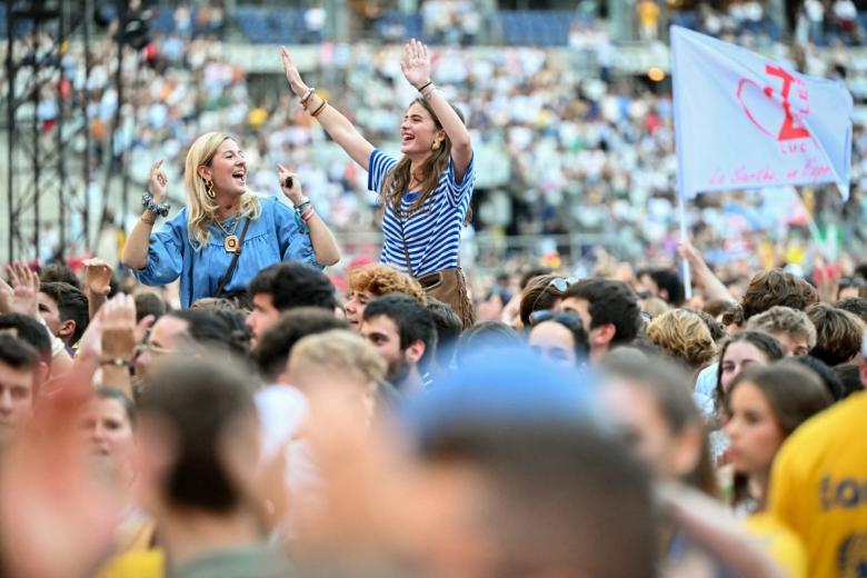 Jóvenes asisten a un concierto como parte de una vigilia de oración con el Papa León XIV en el estadio Stade de France