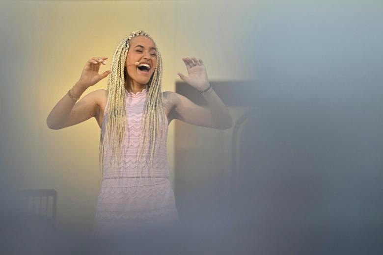 La cantante francesa Monroe durante su actuación en la gran vigilia juvenil de oración con el Papa León XIV