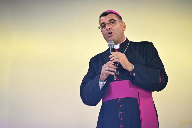 El obispo Etienne Guillet ha ejercido un rol clave en la histórica visita del Papa León XIV a París. El breve saludo de bienvenida del obispo precede al discurso principal y al diálogo directo que León XIV mantiene con la juventud en el estadio
