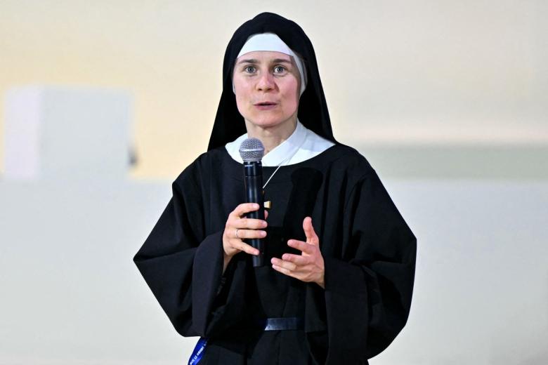 La hermana Claire-Benedicte Morin interviene en el escenario antes de que llegue el Papa a la vigilia con los jóvenes