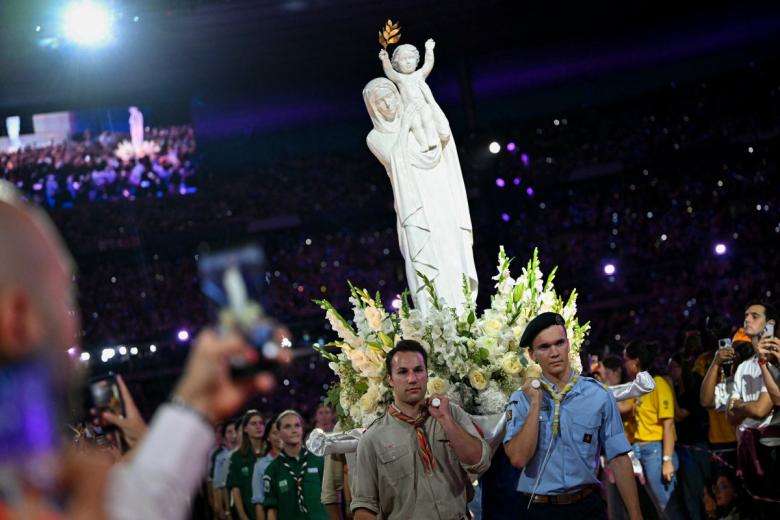 La estatua de Nuestra Señora de Francia, Reina de la Paz, una de las imágenes peregrinas de la iniciativa «M de Marie», durante la vigilia