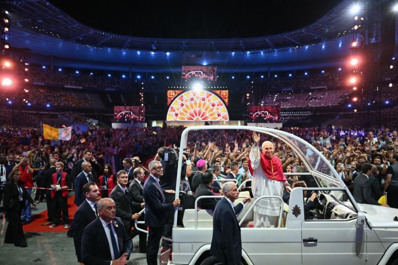 El Papa León XIV saluda a los fieles desde el papamóvil