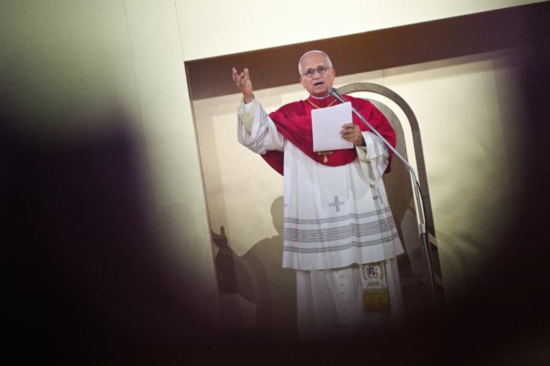 El acto comenzó con un espacio de diálogo donde el Papa contestó de forma directa a jóvenes franceses —como Chloé y François— sobre los problemas que les preocupan en la actualidad