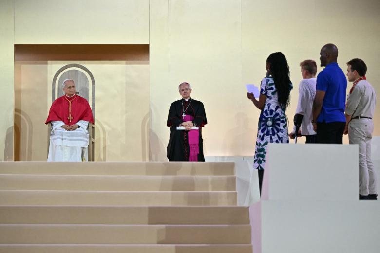 El Santo Padre instó a los jóvenes a no dejarse paralizar por las caídas o las imperfecciones y a confiar todas sus ansiedades y dolores a Jesús.