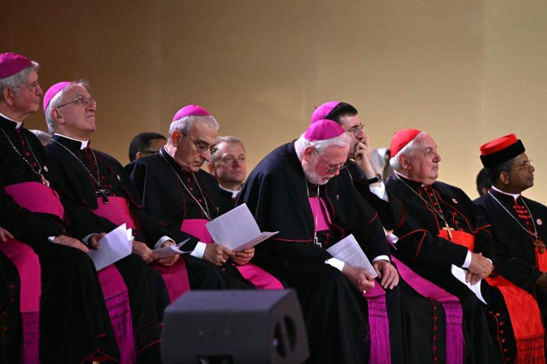 El arzobispo francés Laurent Ulrich, el nuncio apostólico en Francia Celestino Migliore y el arzobispo francés Jean-Marc Aveline escuchan al Papa León XIV