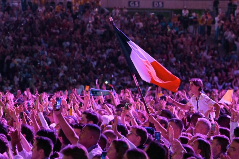 Frente a la realidad social de Francia, el Santo Padre los exhortó a los jóvenes a mantener viva su identidad cristiana y a ser agentes activos de una «profecía de fe que busca hacerse vida» en sus entornos diarios.