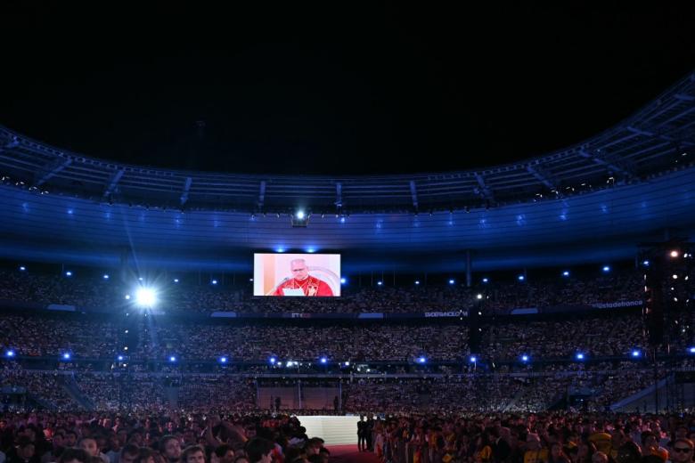 El Papa también vinculó el sentido de la vigilia con el lema del viaje ('Para que el mundo tenga vida') y la devoción ante la reliquia de la Santa Túnica de Argenteuil expuesta en el estadio