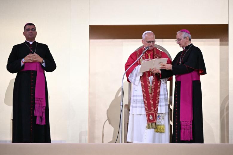 El Papa León XIV (centro) reza junto al obispo francés Etienne Guillet (izquierda) y al arzobispo Diego Giovanni Ravelli