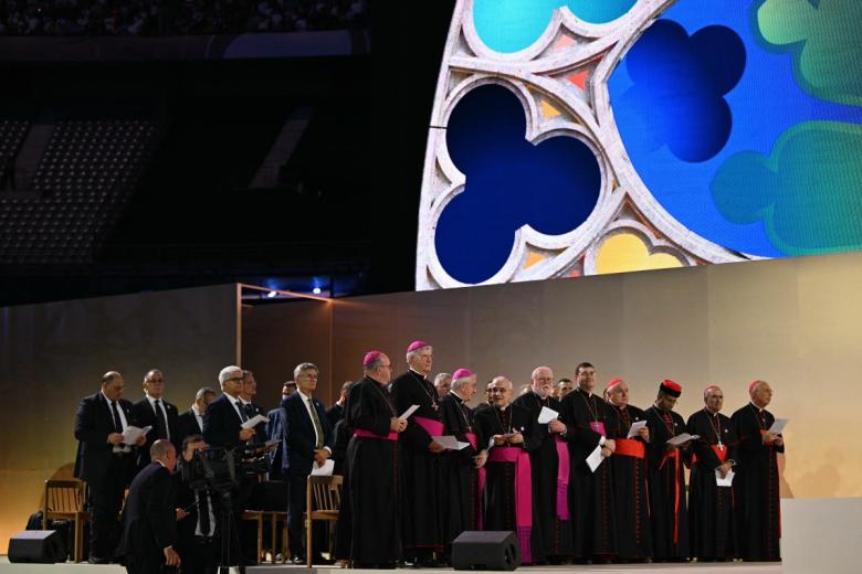 El Pontífice invitó a los presentes a mirar el misterio de la Pasión de Cristo para encontrar la fuerza necesaria para «construir un mundo más humano, justo y desarmado».