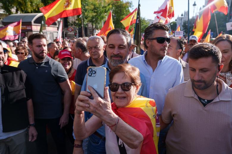 Una mujer pide una foto al presidente de Vox, Santiago Abascal, al comienzo de la manifestación.