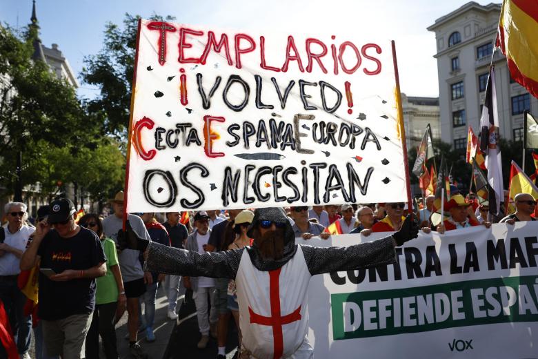 Sobre Ceuta, el manifiesto "la aplicación inmediata del instrumento legal procedente para la militarización de la plaza y la expulsión a Marruecos de la totalidad de los invasores". "Para secundarles en su combate contra la invasión de su ciudad nuestra próxima cita será en Barcelona el 12 de octubre, Fiesta Nacional y de la Hispanidad", agregan.
