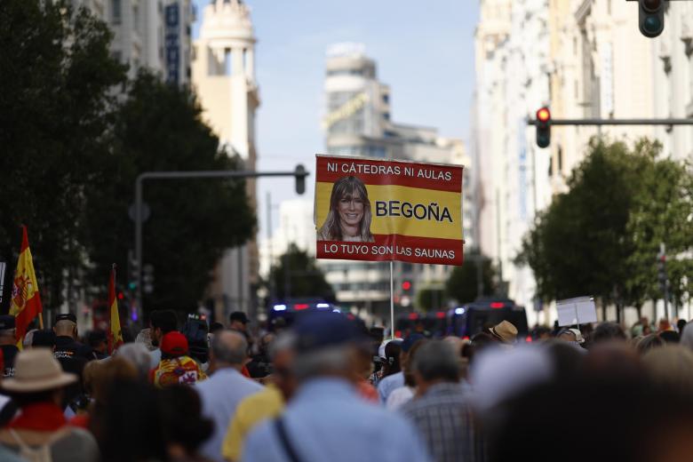 Cerca de 200 entidades de la sociedad civil, asociaciones, fundaciones, foros, partidos, sindicato, según los organizadores, se han sumado a la protesta de esta plataforma, que promueve el exdiputado de Ciudadanos Marcos de Quinto y el cofundador de Vox Alejo Vidal Cuadras, y que busca reflejar "la alarma ante la situación degradada que padecemos y que no ha dejado de aumentar".