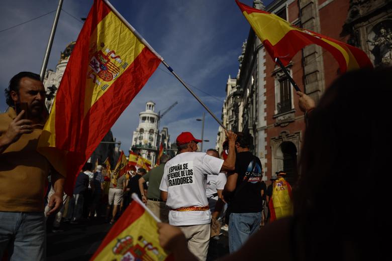 Los convocantes vuelven a reclamar elecciones inmediatas, garantías de que éstas "serán limpias" y la activación "sin más dilación" del artículo 102 de la Constitución para juzgar al presidente del Gobierno "por traición y por atentado contra la seguridad del Estado" en relación con la entrada masiva de migrantes a Ceuta de los pasados 30 y 31 de julio.