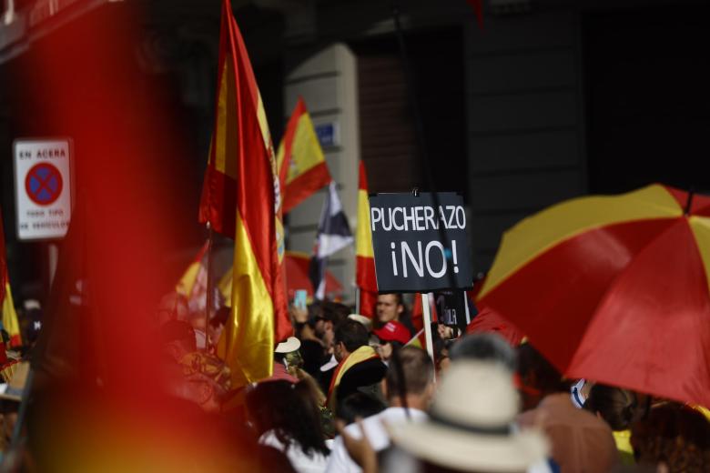 Una de las muchas pancartas que han recorrido este sábado Madrid exigiendo elecciones.