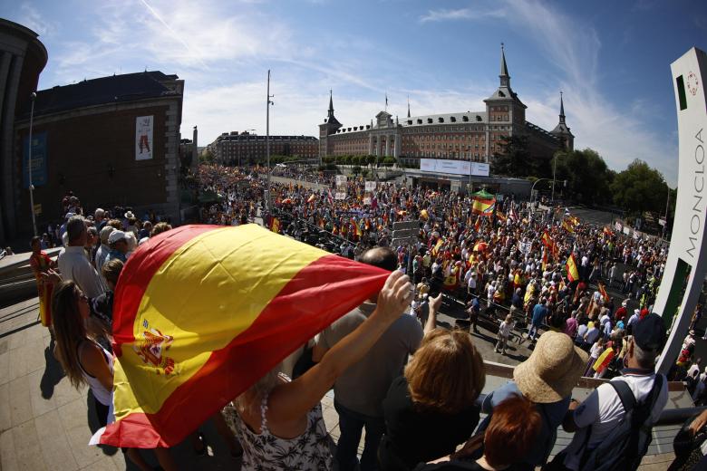 La manifestación ha terminado frente al Arco de la Victoria. La delegación del Gobierno cifra en 20.000 el número de asistentes.