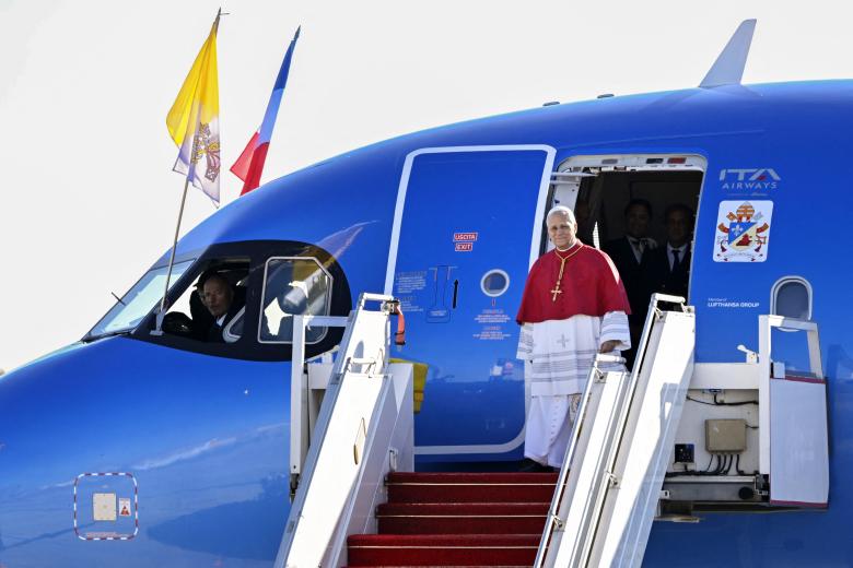 El Papa León XIV sale del avión en el aeropuerto de Orly en París (Francia)
