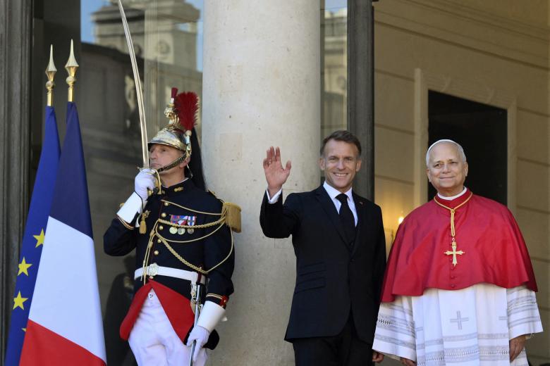 Emmanuel Macron recibe al Papa León XIV en el Palacio del Elíseo