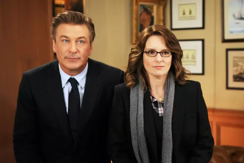 30 Rock (conocida en España como Rockefeller Plaza) es una aclamada comedia satírica que muestra los entresijos y el caos detrás de las cámaras de un programa de sketches de televisión en directo (muy similar al mítico Saturday Night Live). La serie se desarrolla en los icónicos estudios de la cadena NBC en el número 30 de Rockefeller Plaza, en Nueva York.