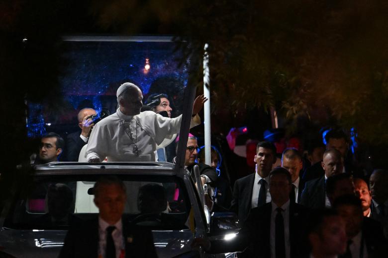 Pope Leo XIV prays in front of the statue of the Virgin Mary during a prayer with worshippers at the Grotto of Massabielle in the Sanctuary of Our Lady of Lourdes southwestern France, on September 26, 2026 on the second day of his visit to France. (Photo by Alberto PIZZOLI / AFP)