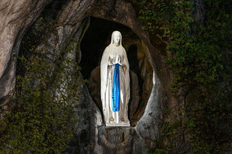 Pope Leo XIV waves to worshippers from the Papamobile (popemobile) on his way to the Grotto of Apparitions at Massabielle in the Sanctuary of Our Lady of Lourdes, southwestern France, on September 26, 2026 on the second day of his visit to France. (Photo by Alberto PIZZOLI / AFP)