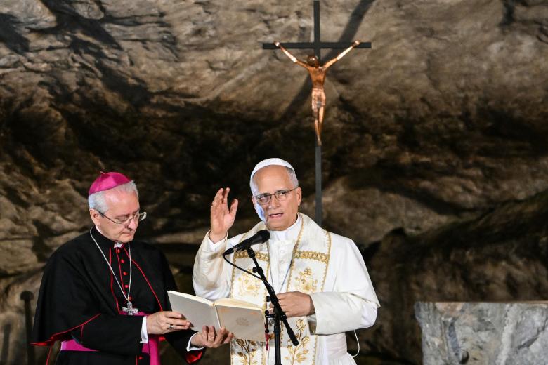 Pope Leo XIV leads a prayer with worshippers at the Grotto of Massabielle in the Sanctuary of Our Lady of Lourdes, southwestern France, on September 26, 2026 on the second day of his visit to France. (Photo by Alberto PIZZOLI / AFP)