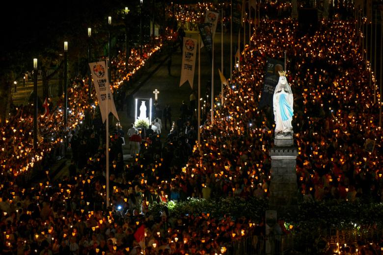 León XIV en la procesión de las antorchas en Lourdes