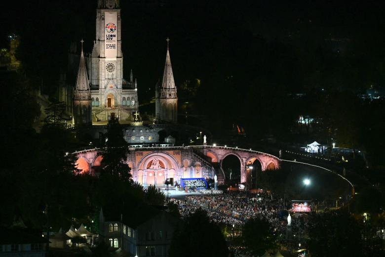 León XIV en la procesión de las antorchas en Lourdes