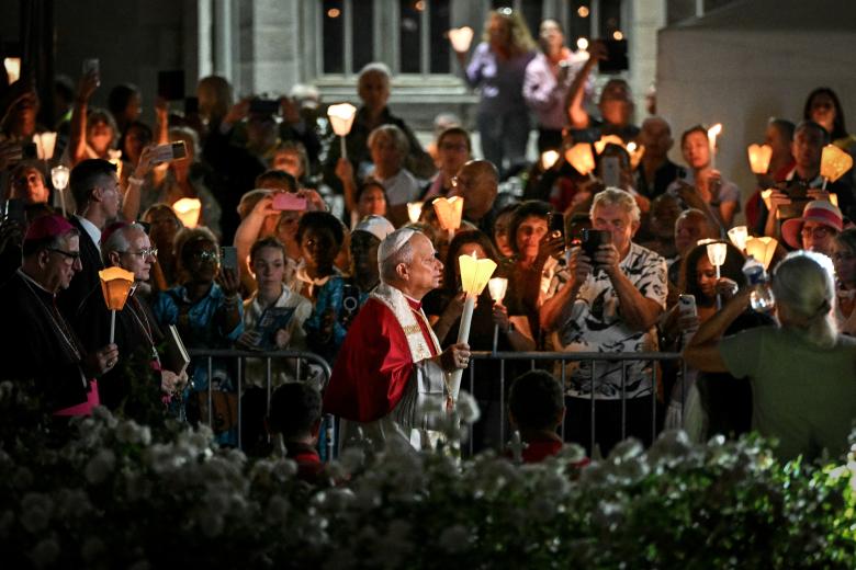 León XIV en la procesión de las antorchas en Lourdes