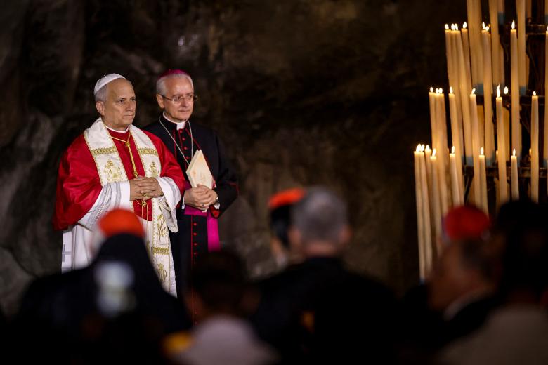 León XIV en la procesión de las antorchas en Lourdes