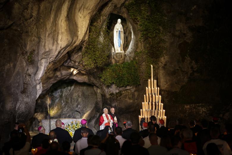 León XIV en la procesión de las antorchas en Lourdes