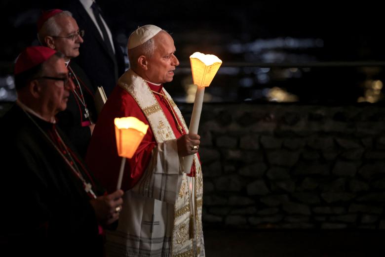 León XIV en la procesión de las antorchas en Lourdes