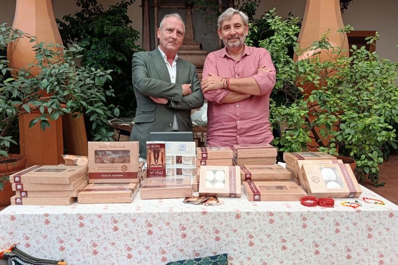 El mercadillo de la Buena Gente, organizado por la Hermandad de la Buena Muerte, ha vuelto a San Hipólito. Joaquín de Velasco, su Hermano Mayor, recuerda que la iniciativa empezó como un mercadillo navideño que se fue ampliando hasta hacer uno por estación. «Muchas asociaciones vienen aquí tanto a vender sus productos como a darse a conocer, la mayoría están vinculadas a la Iglesia, porque nosotros somos una organización de Iglesia, y otras a lo mejor no lo son estatutariamente pero sí afines», ha afirmado.