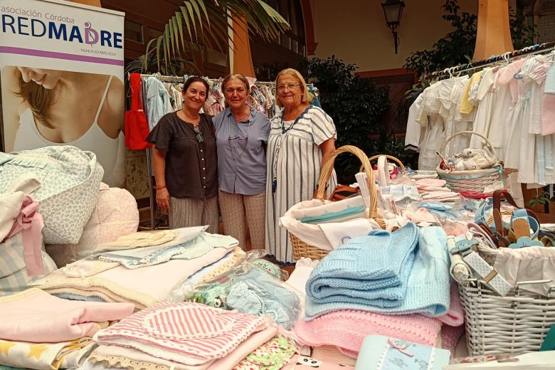 Miembros de Redmadre en el mercadillo de la Buena Gente